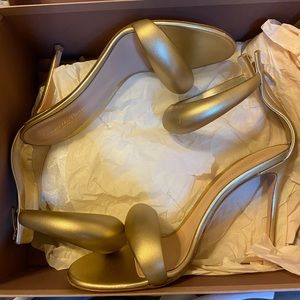GIANVITO ROSSI
Gold Bijoux Heeled Sandals